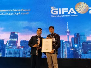 “Hendri Tanjung menemani Gunawan Yasni menerima penghargaan GIFA award 2025 utk film The Sun Gazer”