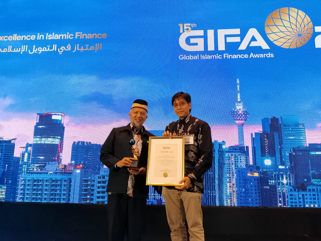 “Hendri Tanjung menemani Gunawan Yasni menerima penghargaan GIFA award 2025 utk film The Sun Gazer”